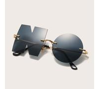 Lunettes de mode à verres teintés design lettre, accessoires élégants pour la plage. Accessoires de plage pour femmes. Lunettes et ombres de base pour les tenues femmes automne-hiver, casual d'affaire