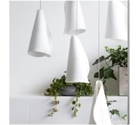 Lustre moderne, chambre à coucher moderne minimaliste, petit lustre de chevet, villa minimaliste de créateur, créativité artistique, duplex, long lustre, suspension