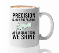 Luxe Gifting Surgical Techs Tasse à café blanche 325 ml - Precision is our - Medical Hospital Citations drôles soins médecine uniforme professionnel stéthoscope chirurgie maladie