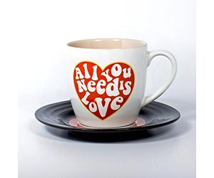 Lyrical Mug - Ensemble-cadeau de Tasse et Soucoupe Céramique avec paroles de chanson "Amour" - John Lennon & Paul McCartney - Autorisé par SONY / ATV - thumbs up! - 1001707