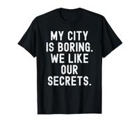 ma Ville est ennuyeuse, Nous Aimons nos Secrets Witty Observational T-Shirt Graphique avec Valeur
