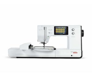 Machine à coudre et à broder Bernette B79 avec une garantie de 5 ans et 1 000 motifs de broderie gratuits.