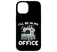 Machine à Coudre Ill Be in My Office Funny Tailor Femme Homme Coque pour iPhone 14