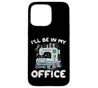 Machine à Coudre Ill Be in My Office Funny Tailor Femme Homme Coque pour iPhone 15 Pro Max