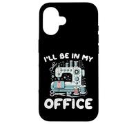 Machine à Coudre Ill Be in My Office Funny Tailor Femme Homme Coque pour iPhone 16