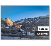 Magnifique petite ville de Soldeu entourée d'une forêt de pins et d'une chaîne de montagnes enneigées. Vacances d'hiver en Andorre, Pyrénées, aimant de réfrigérateur