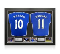 Maillots de Chelsea signés par Eden Hazard et Didier Drogba. Encadrés.