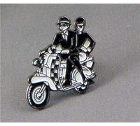 Mainly Metal Broche en métal et émail avec épingle Motif couple sur scooter/effet à damier