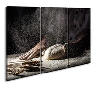 Mains d'un boulangerie, enveloppées de poussière de farine, forment la pâte avec amour et dévouement. Format : 120 x 80 cm (3 pièces) comme toile sur toile, motif prêt à être encadré sur cadre en bois
