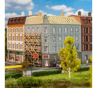 Maison de ville ancienne en rénovation avec échafaudages - Faller 232166 - N 1/1