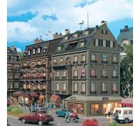 Maison de ville avec café en angle et éclairage -HO-1/87-VOLLMER 43783