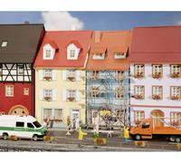 Maisons de petites villes avec atelier de peinture FALLER 130494