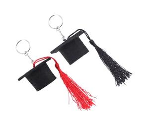 MALUGOGO Ensemble de porte-clés en forme de casquette de remise de diplôme en peluche noire et rouge pour fournitures de fête de remise de diplôme et porte-clés souvenir, porte-clés esthétique pour