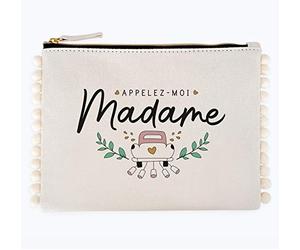 Manahia - Pochette Appelez Moi Madame - Bohème - Cadeau EVJF & Mariage | Trousse pompons chic - 100% coton 21*16cm - Cadeau original et personnalisé utile future mariée - Cérémonie de mariage & EVJF