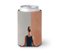 Manchon isotherme doux pour canette de bière, femme à la peau claire assise dans une posture méditative pour fête, plage, événement, maison