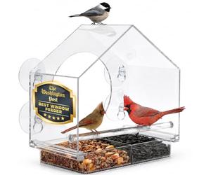 Mangeoire à oiseaux à large fenêtre GARANTIE À VIE. Comprend un commode plateau amovible, 4 fortes ventouses, des trous d'évacuation et un emballage élégant. Profitez des oiseaux sauvages de tout près! Un merveilleux cadeau-mangeoire pour les amoureux des oiseaux, les enfants et même les chats!
