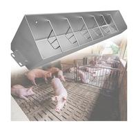 Mangeoire pour bétail avec plusieurs compartiments pour une alimentation efficace des animaux dans les fermes et les écuries