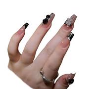 Manucure de tempérament, portant des explosions de manucure de camélia dégradé faites à la main montrant un ongle de papillon blanc.(L)