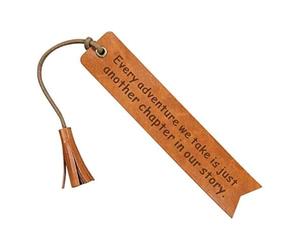 Marque-page en cuir avec inscription « Every Adventure We Take is Just Another Chapter in Our Story » - Cadeau de fête de mariage gravé (Autre chapitre de notre histoire)