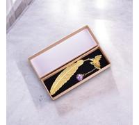 Marque-Page en Forme de Plume Élégante avec Papillon Délicat et Fleur Séchée Enfermée dans une Perle de Verre (Plume or/boule rose)