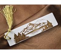 Marque-page personnalisable en bois avec motif paysage de forêt de montagne gravé pour cadeau - Pompon doré inclus