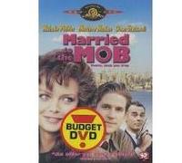 MARRIED TO THE MOB-VEUVE MAIS PAS TROP-BILINGUE