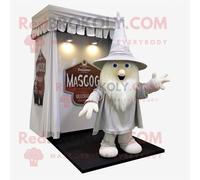 Mascotte Redbrokoly De Chapeau De Sorcière Blanche Habillée D'un Short Cargo Et De Clips D'écharpe Multicolore