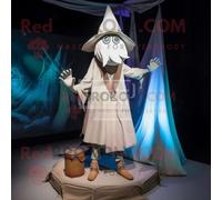 Mascotte Redbrokoly De Chapeau De Sorcière Blanche Habillée D'un Short Cargo Et De Clips D'écharpe Multicolore