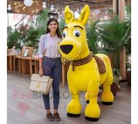 Mascotte Redbrokoly De Personnage D'âne Jaune Habillé D'un Jean Mom Et De Sacs Besaces Multicolore