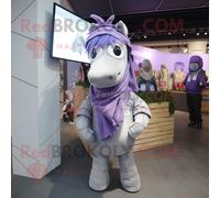 Mascotte Redbrokoly De Personnage De Cheval Lavande Habillé D'une Parka Et D'une Écharpe À Pinces Multicolore