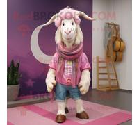 Mascotte Redbrokoly De Personnage De Chèvre Boer Rose Habillée D'un Jean Flare Et D'écharpes Multicolore
