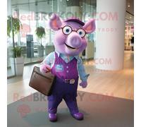 Mascotte Redbrokoly De Personnage De Cochon Violet Habillé D'un Chemisier Et De Mallettes Multicolore