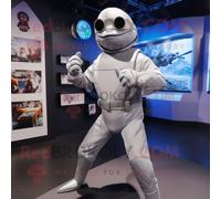 Mascotte Redbrokoly De Personnage De Commando Argenté Habillé D'un Col Roulé Et De Châles Multicolore