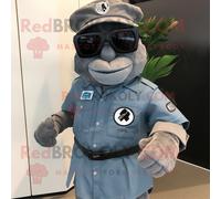 Mascotte Redbrokoly De Personnage De Commando Gris Habillé D'un Short En Jean Et De Lunettes De Soleil Multicolore