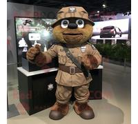 Mascotte Redbrokoly De Personnage De Commando Marron Habillé D'une Robe Taille Empire Et De Porte-Clés Multicolore
