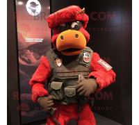 Mascotte Redbrokoly De Personnage De Commando Rouge Habillé D'un Gilet Et De Colliers Multicolore