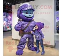 Mascotte Redbrokoly De Personnage De Commando Violet Habillé D'un Jean Mom Et De Broches Multicolore