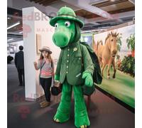 Mascotte Redbrokoly De Personnage De Jument Verte Habillée D'un Cardigan Et De Bérets Multicolore