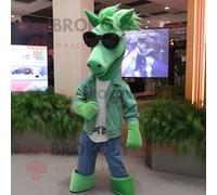 Mascotte Redbrokoly De Personnage De Jument Verte Habillée D'un Jean Et De Lunettes De Soleil Multicolore