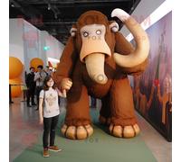 Mascotte Redbrokoly De Personnage De Mammouth Marron Habillé D'un Jean Bootcut Et De Bracelets De Cheville Multicolore