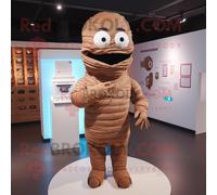 Mascotte Redbrokoly De Personnage De Momie Marron Habillée D'une Chemise En Popeline Et D'épinglettes Multicolore