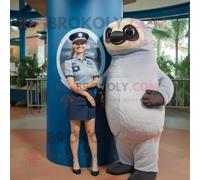 Mascotte Redbrokoly De Personnage De Paresseux Bleu Marine Habillé D'une Robe Fourreau Et De Châles Multicolore