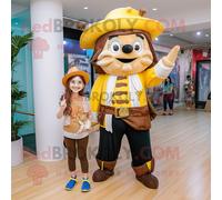 Mascotte Redbrokoly De Personnage De Pirate Jaune Habillé D'un Jean Mom Et D'un Bonnet Multicolore
