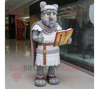 Mascotte Redbrokoly De Personnage De Soldat Romain Gris Habillé D'une Robe Portefeuille Et De Lunettes De Lecture Multicolore