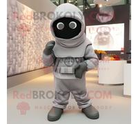 Mascotte Redbrokoly De Personnage Gris Commando Habillé D'un Sweat À Capuche Et De Pochettes Multicolore