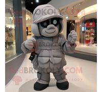 Mascotte Redbrokoly De Personnage Gris Commando Habillé D'un Sweat À Capuche Et De Pochettes Multicolore
