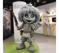 Mascotte Redbrokoly De Personnage Gris Commando Habillé D'une Mini Jupe Et De Porte-Clés Multicolore