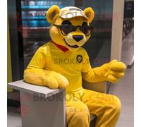 Mascotte Redbrokoly De Personnage Puma Jaune Habillé D'un Rash Guard Et De Lunettes De Lecture Multicolore