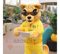Mascotte Redbrokoly De Personnage Puma Jaune Habillé D'un Rash Guard Et De Lunettes De Lecture Multicolore