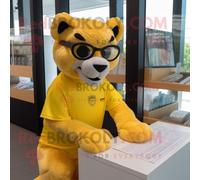 Mascotte Redbrokoly De Personnage Puma Jaune Habillé D'un Rash Guard Et De Lunettes De Lecture Multicolore